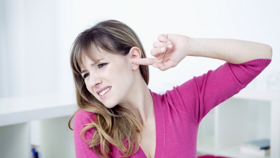Зуд в ушах: причины и лечение