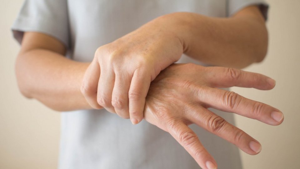 Как избавиться от тремора рук: домашние лекарства и советы