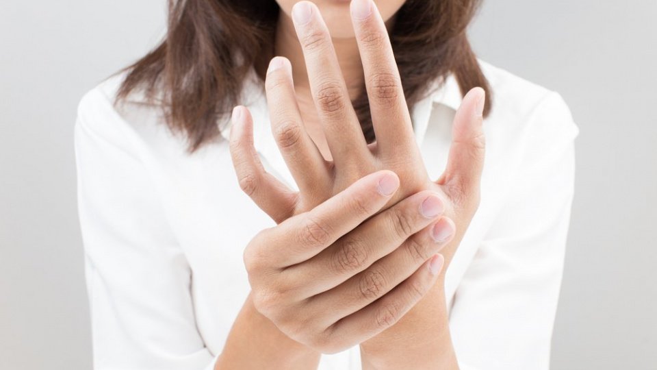 Онемение пальцев: всегда ли тревожный признак?