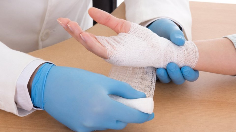 Перелом кисти руки: симптомы и первая помощь