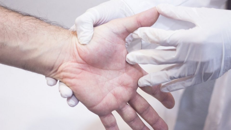 Перелом пальца на руке: причины, виды, симптомы