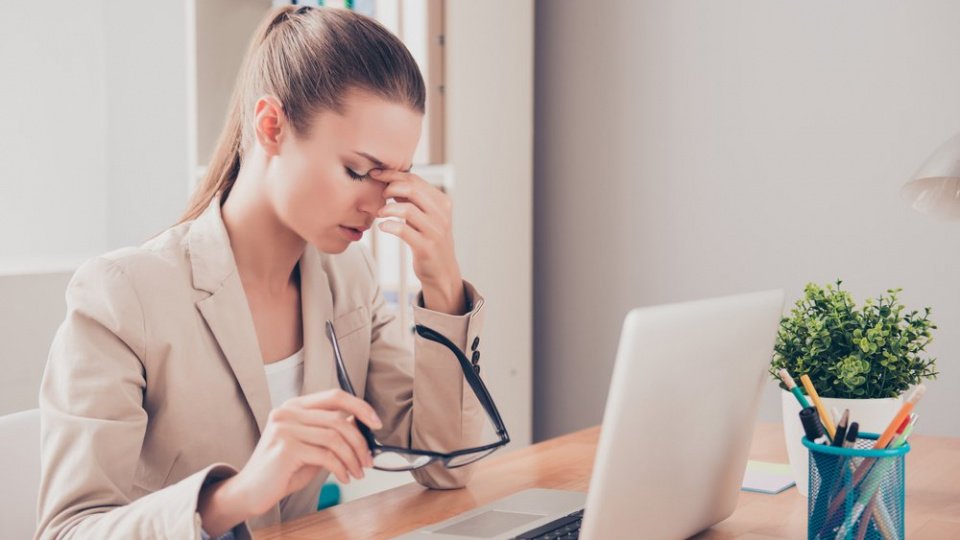 Почему возникает головная боль при работе за компьютером?