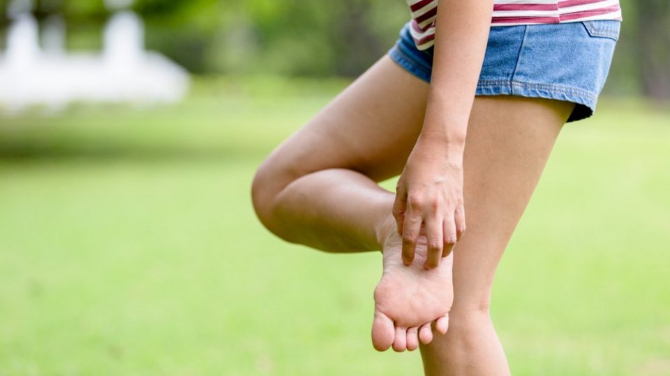 Как бороться с зудом кожи на ногах?