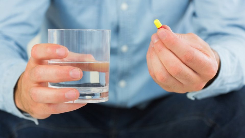 Сколько пить воды при приеме лекарств, чем их запивать?