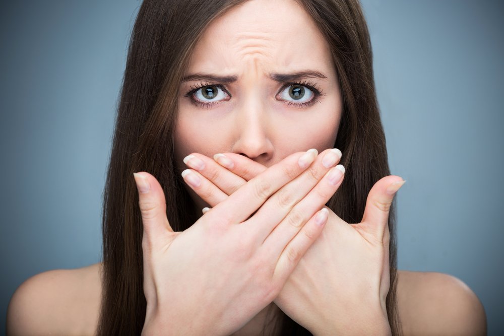 Откуда берется неприятный запах изо рта?