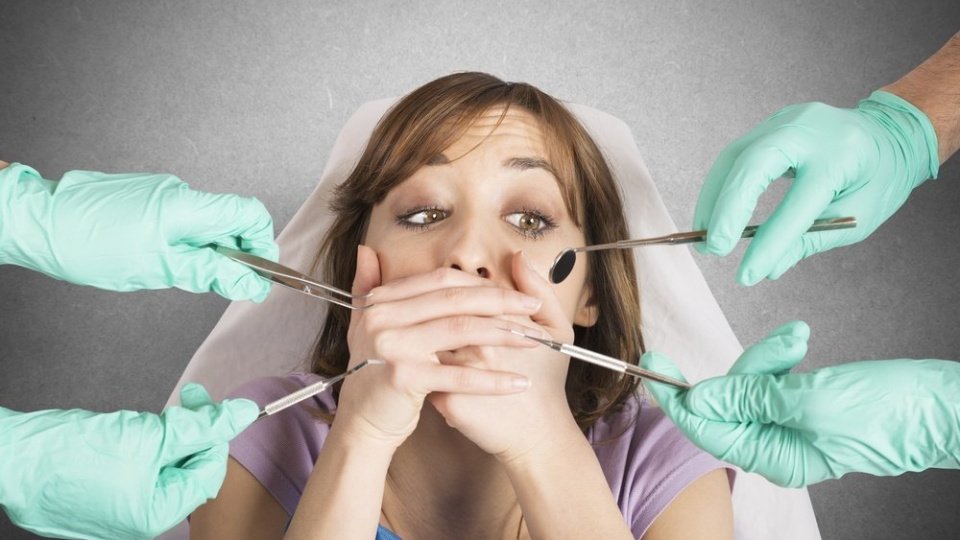 Как справиться с рвотным рефлексом в кресле стоматолога?