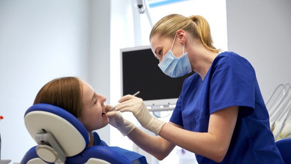 Черный цвет десен: какие болезни должен исключить стоматолог?