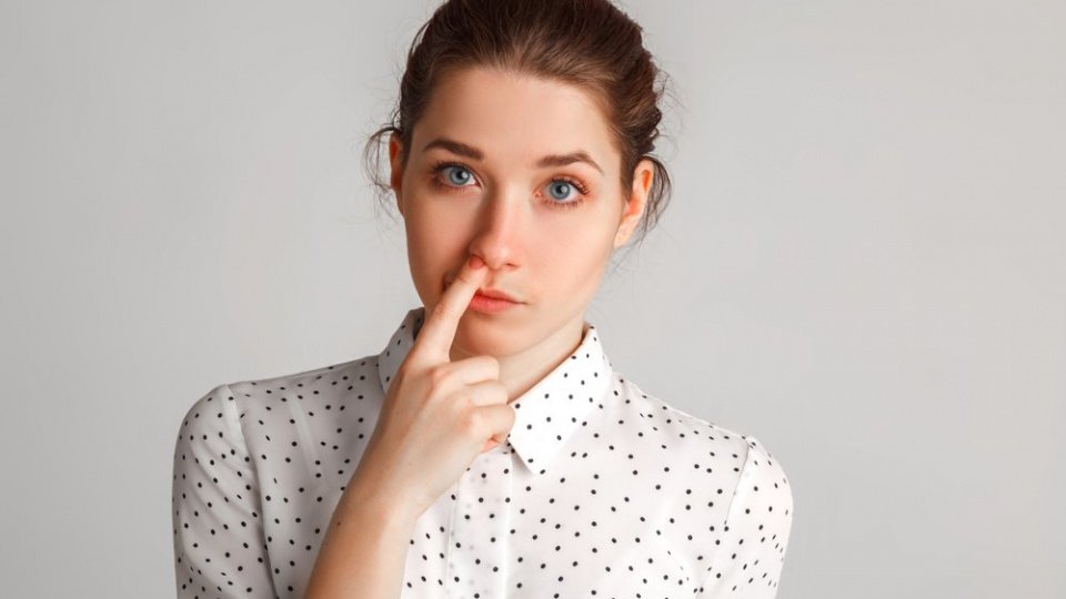 Палец в носу: когда привычка становится болезнью?