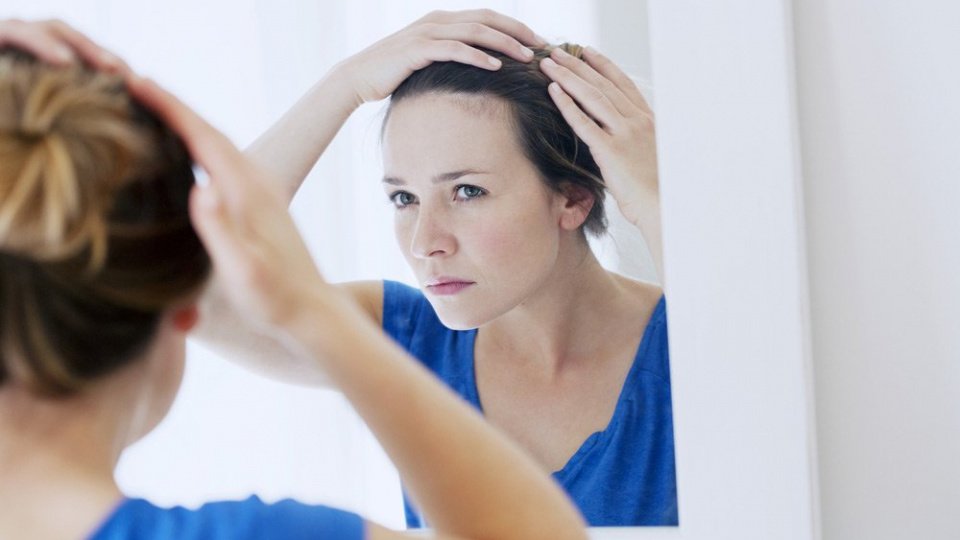 Причины раннего поседения волос: стресс, питание или болезнь?