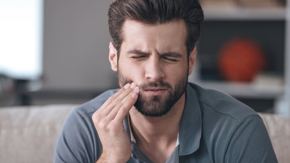 Зубная боль под коронкой – что делать?
